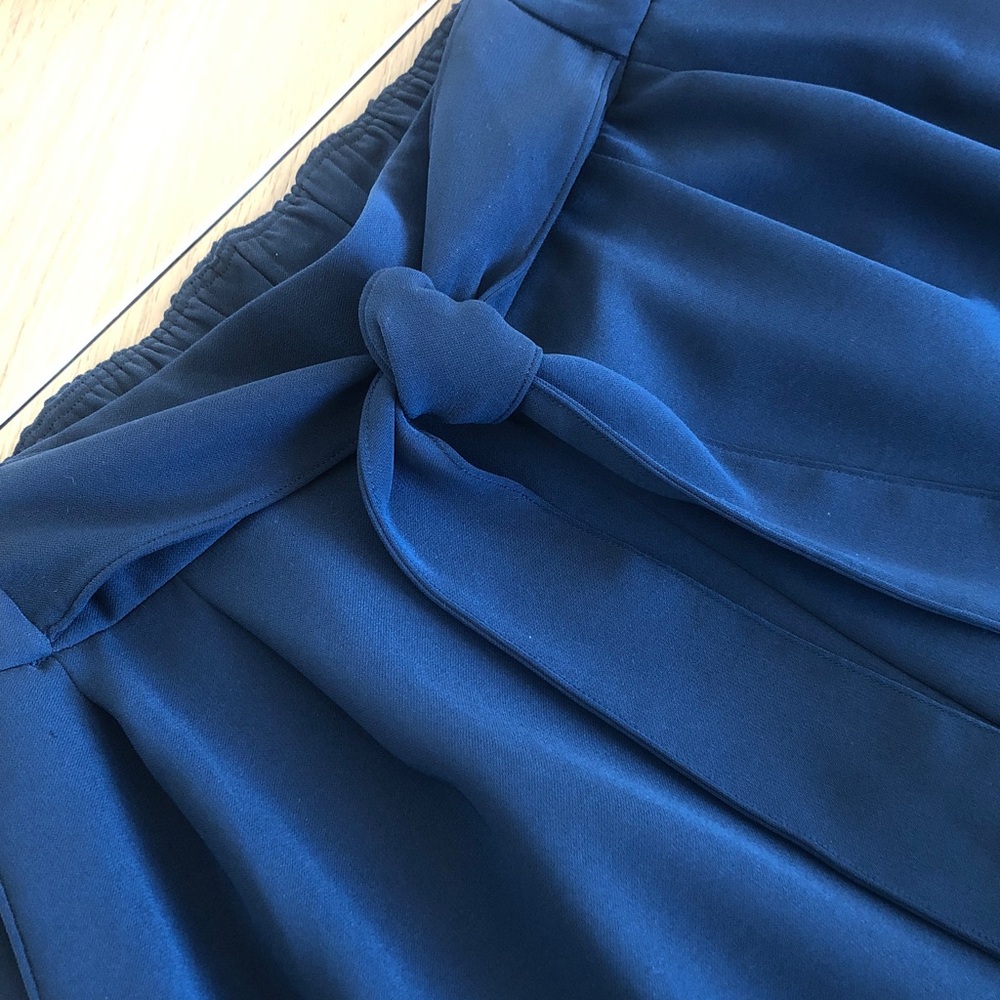Lululemon Noir Crop Tie-Waist / Wide Leg Culottes in True Navy, Size 8